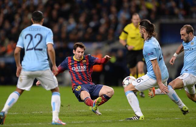 FUSSBALL CHAMPIONS LEAGUE ACHTELFINALE HINSPIEL SAISON 2013 2014 Manchester City - FC Barcelona 18.02.2014 Lionel Messi (2.v.li, Barca) gegen Martin Demichelis (2.v.re, Manchester City) und Pablo Zabaleta (re, Manchester City) 