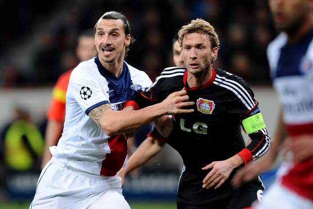 Fußball Champions League Achtelfinale: Bayer Leverkusen - Paris St. Germain am 18.02.2014 in der BayArena in Leverkusen Zlatan Ibrahimovic ( Paris ), links - Simon Rolfes ( Leverkusen ), rechts