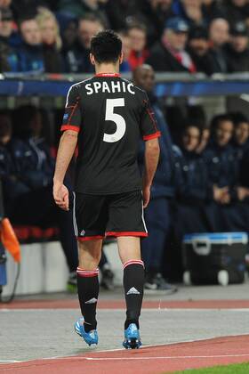 Fußball Champions League Achtelfinale Bayer Leverkusen - Paris St. Germain am 18.02.2014 in der BayArena in Leverkusen Emir Spahic ( Leverkusen ) verlässt nach einer gelb-roten Karte das Spielfeld