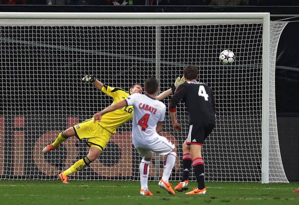 18.02.2014, xovx, Fussball Champions League, Bayer 04 Leverkusen - Paris St.Germain, v.l. Bernd Leno (Bayer 04 Leverkusen), Yohan Cabaye (Paris Saint-Germain), Philipp Wollscheid (Bayer 04 Leverkusen), mit dem Tor zum 0:4, .