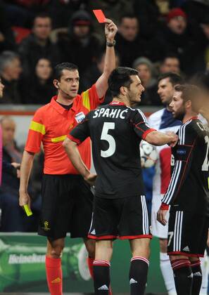 18-02-2014, Fussball, Saison 2013-2014, UEFA Champions League, Achtelfinale, Bayer 04 Leverkusen - Paris Saint Germain, Emir Spahic (Bayer 04 Leverkusen), re., sieht von Schiedsrichter Viktor Kassai die Rote Karte