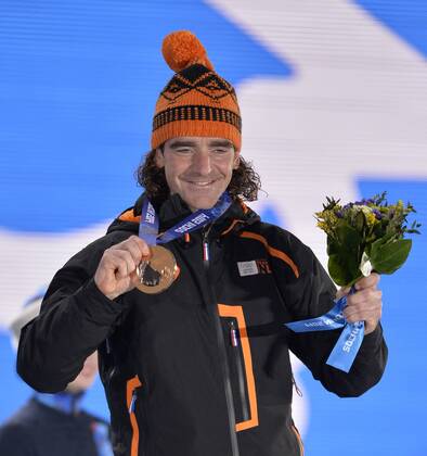 The Netherland s Bob de Jong holds his bronze medal during the victory ceremony for men s speed skating Eisschnelllauf 10000m at the Sochi 2014 Winter Olympics on February 19, 2014 in Sochi, Russia.  OLY20140219153