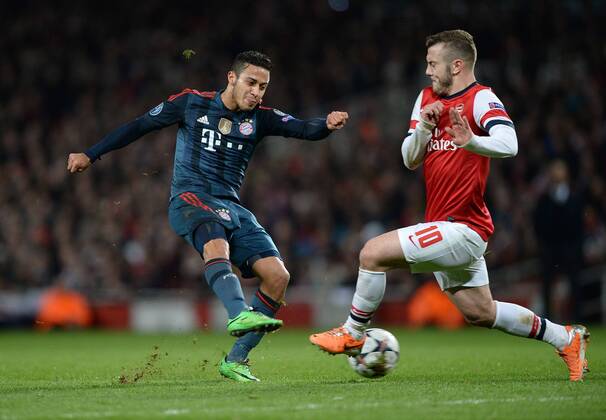 FUSSBALL CHAMPIONS LEAGUE ACHTELFINALE HINSPIEL SAISON 2013 2014 Arsenal London - FC Bayern München 19.02.2014 Thiago Alcantara (li, FC Bayern München) gegen Jack Wilshere (re, Arsenal) 