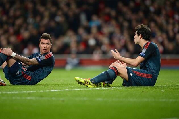 FUSSBALL CHAMPIONS LEAGUE ACHTELFINALE HINSPIEL SAISON 2013 2014 Arsenal London - FC Bayern München 19.02.2014 Ratlosigkeit bei Mario Mandzukic (li) und Javi Javier Martinez (re, beide FC Bayern München) 