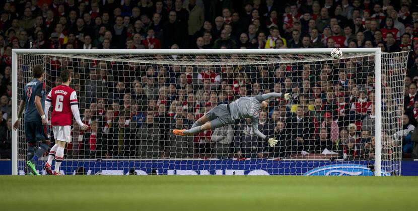 19.02.2014 London, England. Wojciech Szczesny of Arsenal is forced to make an early save during the Champions League game between Arsenal and Bayern Munich from the Emirates Stadium. xNigelxCookex  ActionPlus11500226