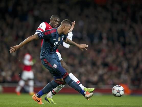19.02.2014 London, England. Yaya Sanogo of Arsenal challenges Philipp Lahm of Bayern Munich during the Champions League game between Arsenal and Bayern Munich from the Emirates Stadium. xNigelxCookex  ActionPlus11500244