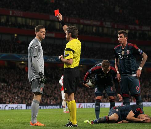 Arsenal s Wojciech Szczesny gets sent off for a foul on Munich s Arjen Robben - FC Arsenal London vs FC Bayern Munich - UEFA Champions League - Emirates Stadium - London - England - 19 02 2014 - EDITORIAL USE ONLY. No use with unauthorised audio, video, data, fixture lists, club league logos or live services. Online in-match use limited to 120 images, no video emulation. No use in betting, games or single club league player publications.