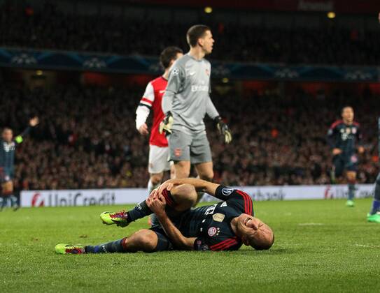 Arsenal s Wojciech Szczesny gets sent off for this foul on Munich s Arjen Robben - FC Arsenal London vs FC Bayern Munich - UEFA Champions League - Emirates Stadium - London - England - 19 02 2014 - EDITORIAL USE ONLY. No use with unauthorised audio, video, data, fixture lists, club league logos or live services. Online in-match use limited to 120 images, no video emulation. No use in betting, games or single club league player publications.
