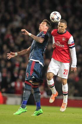 Mario Mandzukic (FC Bayern München 9) im Kopfballduell gegen Kieran Gibbs (Arsenal FC 28), Aktion, Action FC Arsenal vs FC Bayern München --- Fussball --- Champions League --- Achtelfinale Hinspiel --- 19.02.2014 EP_JSE