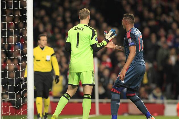 Jerome Boateng (FC Bayern München 17) bedankt sich bei Torwart, Goalkeeper Manuel Neuer (FC Bayern München 1) nach dem gehaltenen Elfmeter FC Arsenal vs FC Bayern München --- Fussball --- Champions League --- Achtelfinale Hinspiel --- 19.02.2014 EP_JSE
