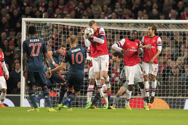 Per Mertesacker (Arsenal FC 4) klärt einen Freistoss von Arjen Robben (FC Bayern München 10) mit dem Kopf, Aktion, Action FC Arsenal vs FC Bayern München --- Fussball --- Champions League --- Achtelfinale Hinspiel --- 19.02.2014 EP_JSE