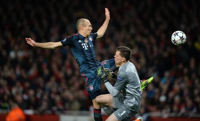 FUSSBALL CHAMPIONS LEAGUE ACHTELFINALE HINSPIEL SAISON 2013 2014 Arsenal London - FC Bayern München 19.02.2014 Torwart Wojciech Szczesny (re, Arsenal) foult Arjen Robben (li, FC Bayern München). 