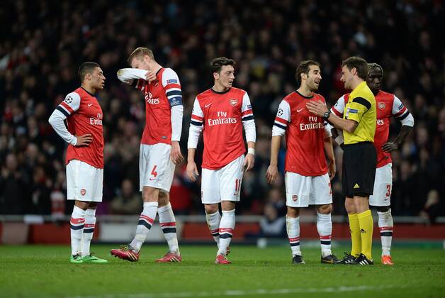 FUSSBALL CHAMPIONS LEAGUE ACHTELFINALE HINSPIEL SAISON 2013 2014 Arsenal London - FC Bayern München 19.02.2014 Kieran Gibbs, Per Mertesacker, Mesut Özil, Mathieu Flamini und Bacary Sagna (v,l, alle Arsenal) sind enttaeuscht und reklamieren bei Schiedsrichter Nicola Rizzoli 
