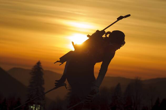 Biathlon allgemein Aktion im Gegenlicht 2x6 km Frauen + 2x7.5 km Herren Mixed Staffel Laura Cross Country and Biathlon Center XXII. Olympische Winterspiele Sochi, Russland am 19.02.2014