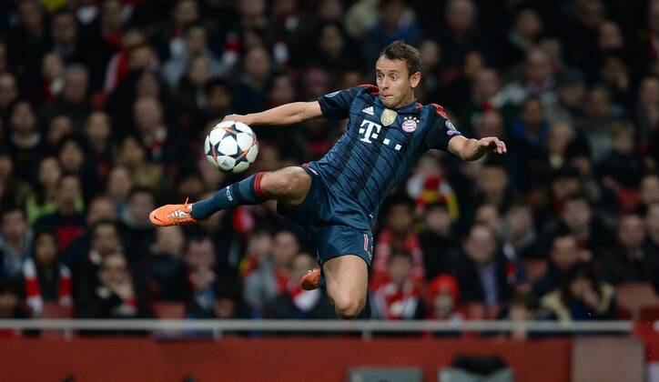 FUSSBALL CHAMPIONS LEAGUE ACHTELFINALE HINSPIEL SAISON 2013 2014 Arsenal London - FC Bayern München 19.02.2014 Rafinha (FC Bayern München) Einzelaktion am Ball 