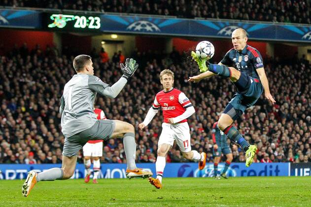l-r: im Zweikampf, Torwartaktion von Wojciech SZCZESNY 1 (FC Arsenal London) und foult dabei Arjen ROBBEN 10 (FC Bayern München) und bekommt rot Arsenal London vs. FC Bayern München, Fussball, Champions League, 19.02.2014 , EP_CKT