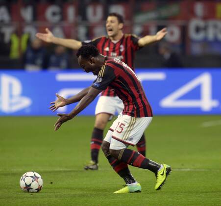 IPP20140219 Football - soccer: Serie A, AC Mailand - Atletico madrid, michael essien e bonera protestano italyphotopress worldwide copyright (Hinweis: Verwendung nur in Deutschland - only Germany) xHOCHxZWEIx xItalyxPhotoxPressx 