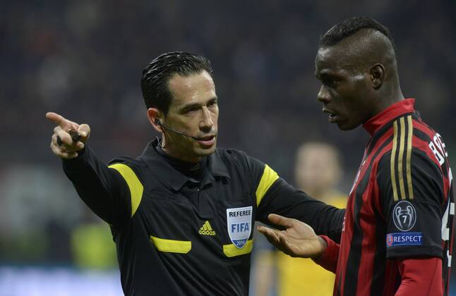 IPP20140219 Football - soccer: Serie A, AC Mailand - Atletico madrid, mario balotelli con l arbitro pedro proenca italyphotopress worldwide copyright (Hinweis: Verwendung nur in Deutschland - only Germany) xHOCHxZWEIx xItalyxPhotoxPressx 