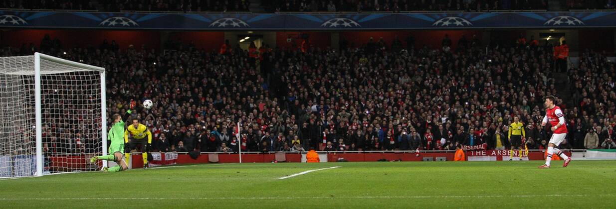 19.02.2014, London - UEFA Champions League 2013 2014 - FC Arsenal London vs FC Bayern München - Mesut Özil (Arsenal), Manuel Neuer (Bayern) penalty -  19022014toja321