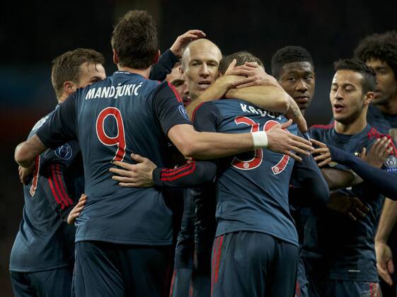 19.02.2014 London, England. Arjen Robben of Bayern Munich celebrate with goalscorer Toni Kroos during the Champions League game between Arsenal and Bayern Munich from the Emirates Stadium. xNigelxCookex  ActionPlus20176014