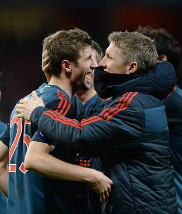FUSSBALL CHAMPIONS LEAGUE ACHTELFINALE HINSPIEL SAISON 2013 2014 Arsenal London - FC Bayern München 19.02.2014 Schlussjubel FC Bayern München; Bastian Schweinsteiger (re) umarmt Thomas Mueller 