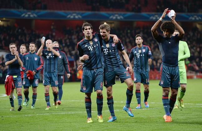 FUSSBALL CHAMPIONS LEAGUE ACHTELFINALE HINSPIEL SAISON 2013 2014 Arsenal London - FC Bayern München 19.02.2014 Schlussjubel FC Bayern München; Thomas Mueller (Mitte) und Javi Martinez (li) beobachtet von Dante (re) 