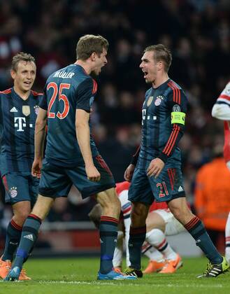 FUSSBALL CHAMPIONS LEAGUE ACHTELFINALE HINSPIEL SAISON 2013 2014 Arsenal London - FC Bayern München 19.02.2014 JUBEL FC Bayern München; Torschuetze zum 0-2 Thomas Mueller (li) jubelt mit Philipp Lahm und Rafinha (hinten) 