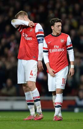 FUSSBALL CHAMPIONS LEAGUE ACHTELFINALE HINSPIEL SAISON 2013 2014 Arsenal London - FC Bayern München 19.02.2014 Enttaeuschung Arsenal; Per Mertesacker (li) und Mesut Özil 