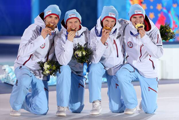 OLYMPIA - Olympische Spiele 2014 SOTSCHI,RUSSLAND,20.FEB.14 - DIVERS, OLYMPIA, SKI NORDISCH, NORDISCHE KOMBINATION - Olympische Winterspiele Sotschi 2014, Grossschanze, Teambewerb, Siegerehrung, Medaillenvergabe am Medal Plaza. Bild zeigt Magnus Hovdal Moan, Haavard Klemetsen, Magnus Krog und Joergen Graabak (NOR). Keywords: Medaillie.