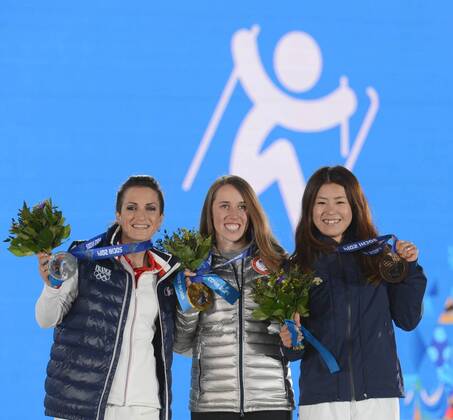 (140221) -- SOCHI, Feb. 21, 2014 (Xinhua) -- Gold medalist Maddie Bowman (C) of the United States, silver medalist Marie Martinod (L) of France and bronze medalist Onozuka Ayana of Japan pose during the awarding ceremony for the ladies ski halfpipe final of Freestyle Skiing at the 2014 Sochi Winter Olympic Games in Sochi, Feb. 21, 2014. (Xinhua Wang Yuguo) (SP)OLY-RUSSIA-SOCHI-FREESTYLE SKIING-LADIES SKI HALFPIPE FINAL 
