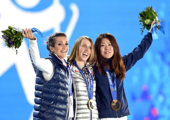 (140221) -- SOCHI, Feb. 21, 2014 (Xinhua) -- Gold medalist Maddie Bowman (C) of the United States, silver medalist Marie Martinod (L) of France and bronze medalist Onozuka Ayana of Japan pose during the awarding ceremony for the ladies ski halfpipe of Freestyle Skiing at the 2014 Sochi Winter Olympic Games in Sochi, Feb. 21, 2014. (Xinhua Wang Yuguo) (SP)OLY-RUSSIA-SOCHI-FREESTYLE SKIING-LADIES SKI HALFPIPE FINAL 