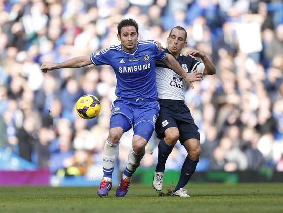 Chelsea s Frank Lampard tussles with Everton s Leon Osman Chelsea vs Everton - Premier League - Stamford Bridge - London - England - 22 02 2014 - Pic David Klein Sportimage EDITORIAL USE ONLY. No use with unauthorised audio, video, data, fixture lists, club league logos or live services. Online in-match use limited to 120 images, no video emulation. No use in betting, games or single club league player publications.