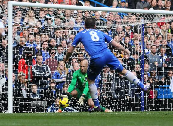 Chelsea s Frank Lampard sees his shot saved superbly by Everton s Tim Howard Chelsea vs Everton - Premier League - Stamford Bridge - London - England - 22 02 2014 - Pic David Klein Sportimage EDITORIAL USE ONLY. No use with unauthorised audio, video, data, fixture lists, club league logos or live services. Online in-match use limited to 120 images, no video emulation. No use in betting, games or single club league player publications.