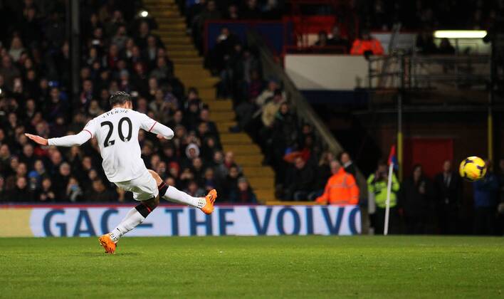 Manchester United s Robin Van Persie scoring his sides opening goal Crystal Palace vs Manchester United - Premier League - Selhurst Park - London - England - 22 02 2014 - Pic David Klein Sportimage EDITORIAL USE ONLY. No use with unauthorised audio, video, data, fixture lists, club league logos or live services. Online in-match use limited to 120 images, no video emulation. No use in betting, games or single club league player publications.