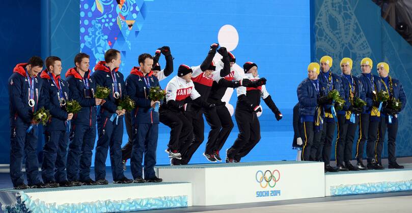 (140222) -- SOCHI, Feb. 22, 2014 (Xinhua) -- Gold medalists of Canada (C), silver medalists of Great Britain (L) and bronze medalists of Sweden pose during the awarding ceremony for the men s Curling at the 2014 Sochi Winter Olympic Games in Sochi, Russia, Feb. 22, 2014. (Xinhua Wang Yuguo) (SP)OLY-RUSSIA-SOCHI-CURLING-MEN S 