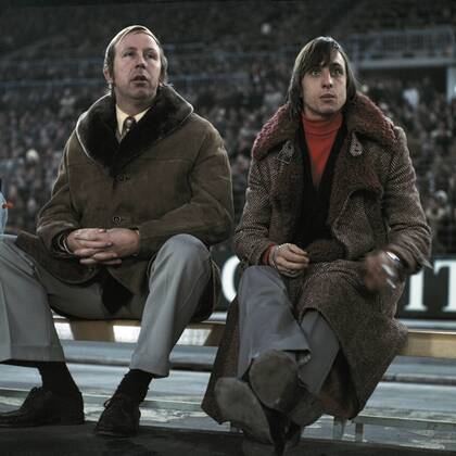 Trainerbank von Ajax mit Johan Cruyff (rechts), Fussball, Freundschaftsspiel, 1972, Kombination aus Fortuna Duesseldorf und Borussia Moenchengladbach gegen Ajax Amsterdam 1:1 Fussball, Freundschaftsspiel, 1972, Rheinstadion Duesseldorf, Auswahlmannschaft Fortuna Duesseldorf und Borussia Moenchengladbach gegen Ajax Amsterdam 1:1, Trainerbank von Ajax mit Johan Cruyff (rechts), football, friendly game, 1972, Rheinstadion Duesseldorf, combination team Fortuna Duesseldorf and Borussia Moenchengladbach versus Ajax Amsterdam 1:1, coaching bench of Ajax with Johan Cruyff (right)