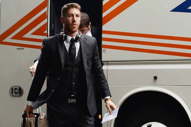 Real Madrid Hotelankunft --- Fussball --- Champions League --- 25.02.2014 Sergio Ramos (Madrid), steigt vor dem Atlantic Congress Hotel in Essen aus dem Mannschaftsbus, halbe Figur