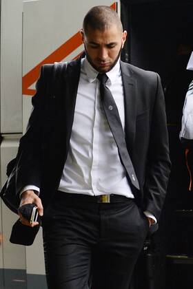Real Madrid Hotelankunft --- Fussball --- Champions League --- 25.02.2014 Karim Benzema (Madrid), steigt vor dem Atlantic Congress Hotel in Essen aus dem Mannschaftsbus, Einzelbild, halbe Figur