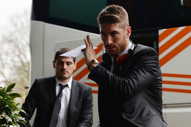 Real Madrid Hotelankunft --- Fussball --- Champions League --- 25.02.2014 Sergio Ramos (Madrid), rechts, steigt vor dem Atlantic Congress Hotel in Essen aus dem Mannschaftsbus, winkt, links dahinter Iker Casillas (Madrid), Gestik, halbe Figur