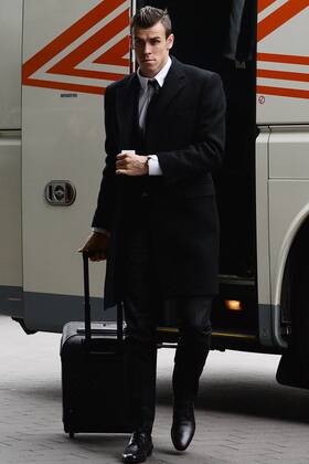Real Madrid Hotelankunft --- Fussball --- Champions League --- 25.02.2014 Gareth Bale (Madrid), steigt vor dem Atlantic Congress Hotel in Essen aus dem Mannschaftsbus, mit einem Koffer, privat, Freisteller, Einzelbild