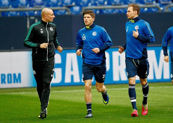 Das Lauftraining mit vr Benedikt Höwedes, Klaas-Jan Huntelaar (Schalke 04) Champions League Abschlusstraining Schalke 04 25.02.2014 Arena auf Schalke , Fussball ---