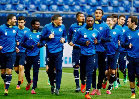 Lauftraining v.l Sead Kolasinac, Kyriakos Papadopoulos, Chinedu Obasi, Kevin-Prince Boateng, Joel Matip, Julian Draxler , Christian Fuchs (Schalke 04) Champions League Abschlusstraining Schalke 04 25.02.2014 Arena auf Schalke , Fussball ---