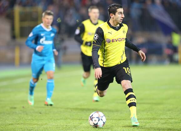 ITAR-TASS: ST PETERSBURG, RUSSIA. FEBRUARY 25, 2014. Borussia Dortmund s Henrikh Mkhitaryan (front) handles the ball in a UEFA Champions League Round of Last 16 football match against Zenit St Petersburg at Petrovsky Stadium.  premiumd RE13B038