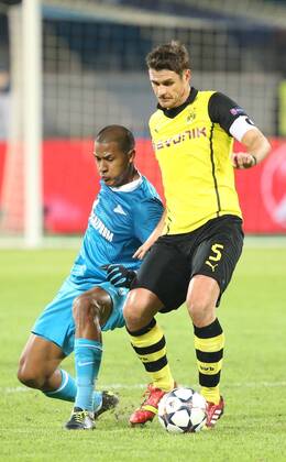 ITAR-TASS: ST PETERSBURG, RUSSIA. FEBRUARY 25, 2014. Zenit St Petersburg s Jose Salomon Rondon (L) and Borussia Dortmund s Sebastian Kehl in their UEFA Champions League Round of Last 16 football match at Petrovsky Stadium.  premiumd RE13B04C