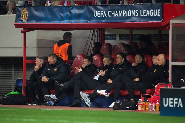 David Moyes, manager of Manchester United looks helpless in the dugout - UEFA Champions League First Knockout Round - Olympiacos vs. Manchester United - Karaiskakh Stadium - Athens - Greece - 25th February 2014 - EDITORIAL USE ONLY. No use with unauthorised audio, video, data, fixture lists, club league logos or live services. Online in-match use limited to 120 images, no video emulation. No use in betting, games or single club league player publications.