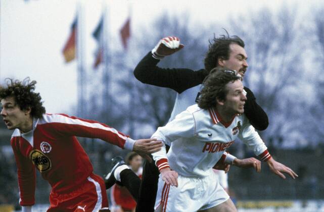 Spielszene, Luftkampf, v.l.n.r. Josef Weikl (Fortuna), Torwart Jörg Daniel (Fortuna), Rene Botteron (FC), Fussball, Bundesliga, 1980 1981, Fortuna Düsseldorf gegen 1. FC Köln 0:0 Fussball, Bundesliga, 1980 1981, Rheinstadion, Fortuna Düsseldorf gegen 1. FC Köln 0:0, Spielszene, Luftkampf, v.l.n.r. Josef Weikl (Fortuna), Torwart Jörg Daniel (Fortuna), Rene Botteron (FC), football, Bundesliga, 1980 1981, Rhine Stadium, Fortuna Düsseldorf versus 1. FC Cologne 0:0, scene of the match, aerial duel, f.l.t.r. Josef Weikl (Fortuna), keeper Jörg Daniel (Fortuna), Rene Botteron (FC)