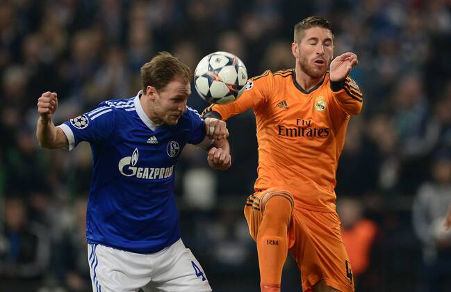 FUSSBALL CHAMPIONS LEAGUE SAISON 2013 2014 ACHTELFINALE HINSPIEL FC Schalke 04 - Real Madrid 26.02.2014 Benedikt Höwedes (li, FC Schalke 04) gegen Sergio Ramos (re, Real Madrid) 