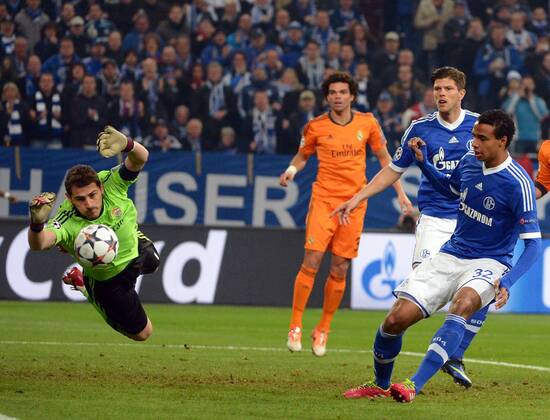 26.02.2014, xjhx, Fussball Champions League, FC Schalke 04 - Real Madrid, v.l. Iker Casillas (Real Madrid), Joel Matip (FC Schalke 04)