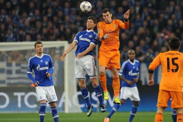 Gelsenkirchen, Deutschland 26. Februar 2014: Champions-League 13 14 - FC Schalke 04 vs. Real Madrid FC. Kopfball Kopfballduell. Klaas-Jan Huntelaar (Schalke) gegen Gareth Bale (Real Madrid). mt