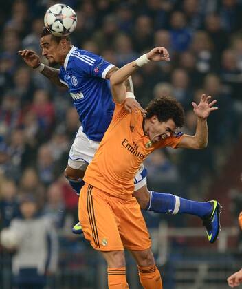 FUSSBALL CHAMPIONS LEAGUE SAISON 2013 2014 ACHTELFINALE HINSPIEL FC Schalke 04 - Real Madrid 26.02.2014 Kevin-Prince Boateng (liu, FC Schalke 04) gegen Pepe (re, Real Madrid) 